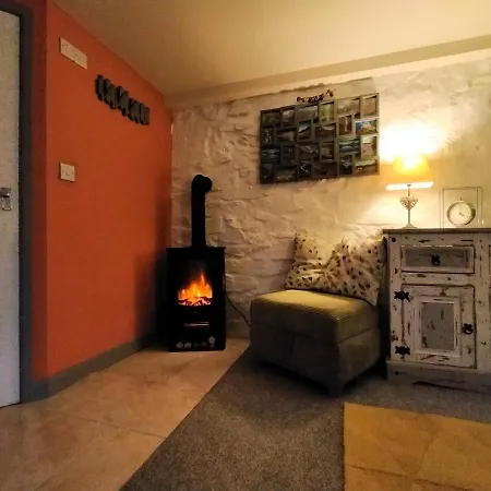 Yr Hen Efail - Quirky Old Smithy Cottage Near Forest Walks, Cycling & Lakes Garthbeibio Exterior photo