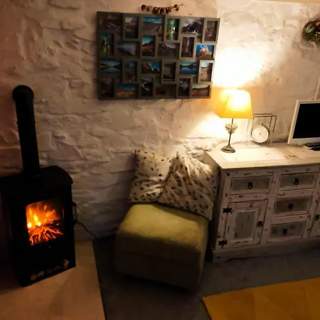 Yr Hen Efail - Quirky Old Smithy Cottage Near Forest Walks, Cycling & Lakes Garthbeibio Exterior photo