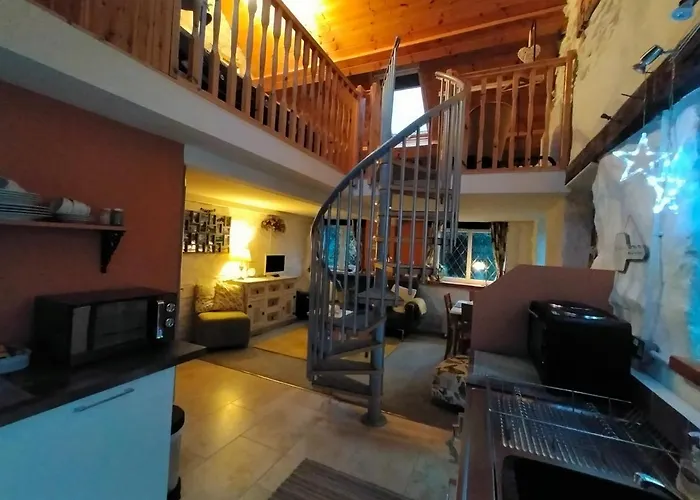 Yr Hen Efail - Quirky Old Smithy Cottage Near Forest Walks, Cycling & Lakes